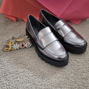 SIZE 6M  NEVER WORN Franco Sarter Metallic Silver Platform Penny Loafers .Women